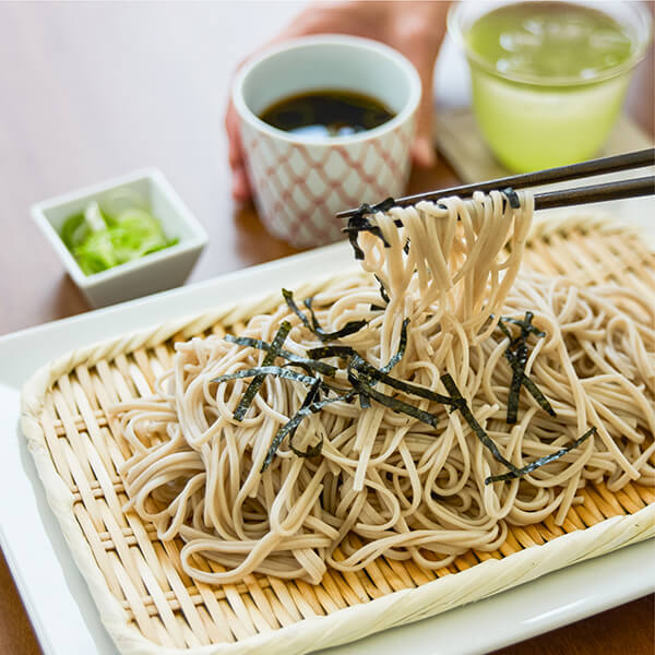 丸眞さんのそばつゆと国分寺そばさんの乾麺二八そばのセットA｜食品セット｜料理家　栗原はるみ　レシピ・オンラインショップ【公式】ゆとりの空間