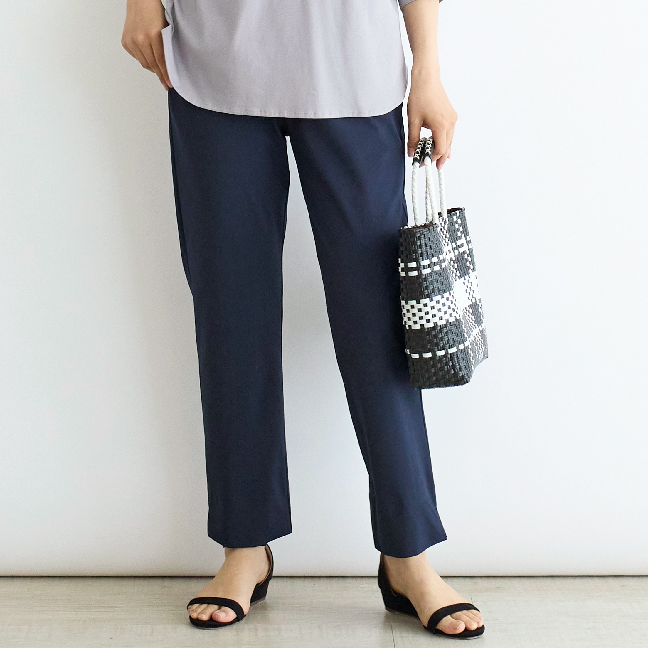 ライトストレッチテーパードパンツ