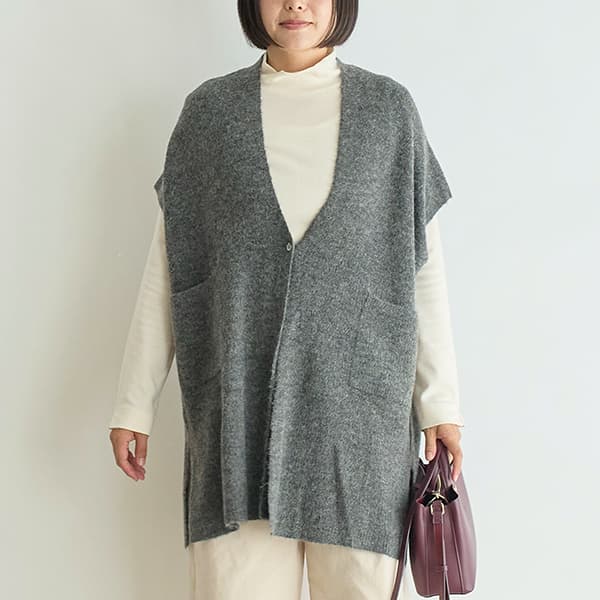ふわふわあぜ編みニットロングベスト