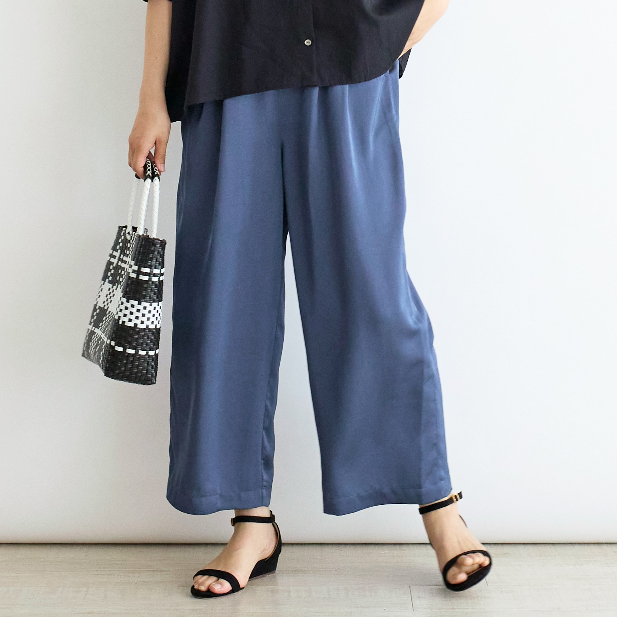 イージーサテンパンツ