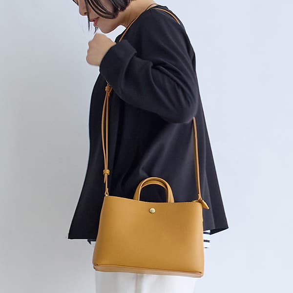 フェイクレザーショルダーバッグ