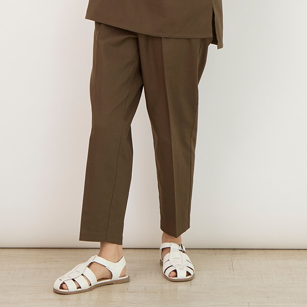 タックテーパードパンツ