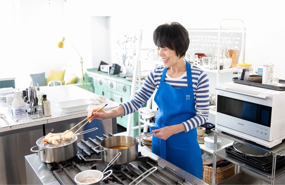 揚げ鶏を作る栗原はるみの写真
