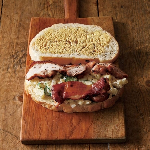 みそ焼きチキンとポテトサラダのサンドイッチ