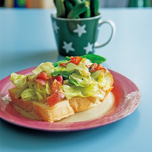 キャベツとベーコンのサンドイッチ