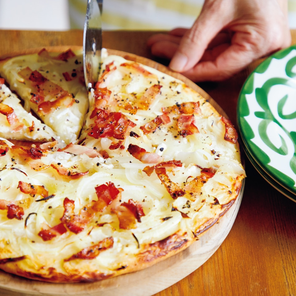 玉ねぎとベーコンのピザ