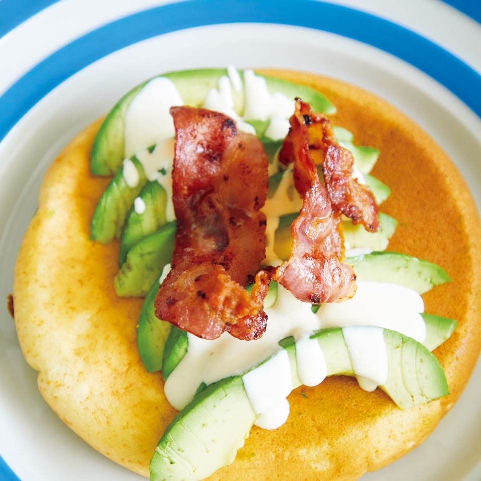 ふわふわパンケーキのアボカドベーコン