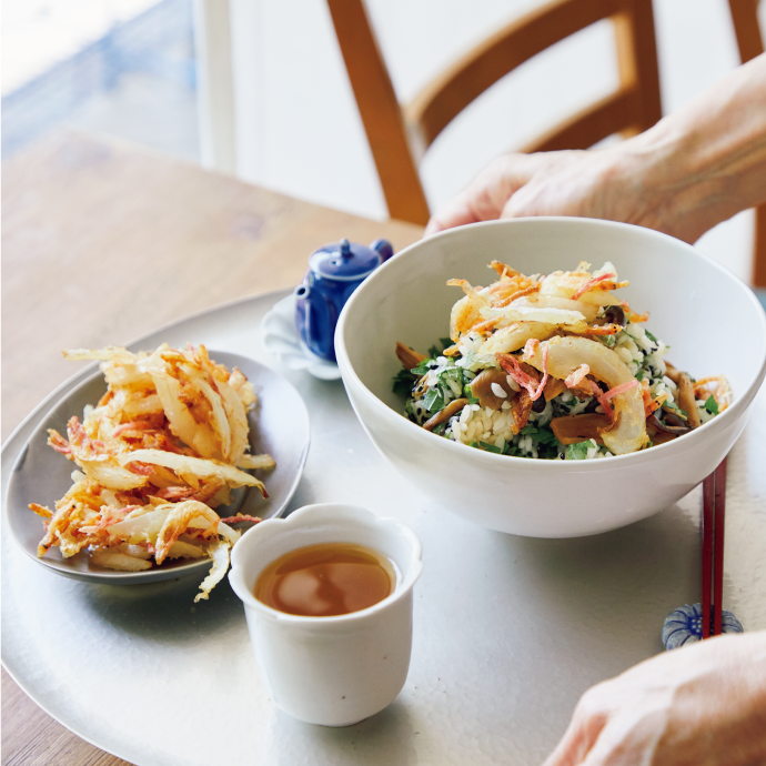 きのこの甘辛煮混ぜごはんと桜エビのかき揚げ
