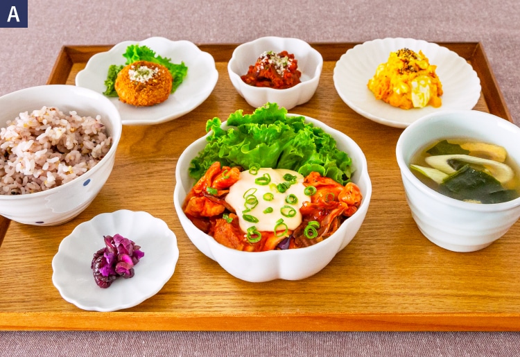 ヤンニョムチキンと秋野菜のチーズソース