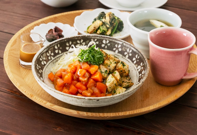 青森サーモンと長いものごまみそ丼