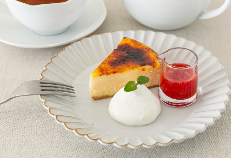 ブリュレチーズケーキ（季節のソース付）
