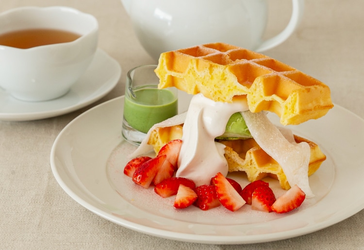 いちごと抹茶の桜餅風ワッフル