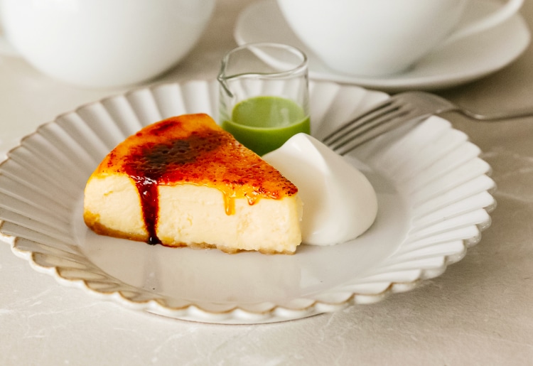 ブリュレチーズケーキ（季節のソース付）