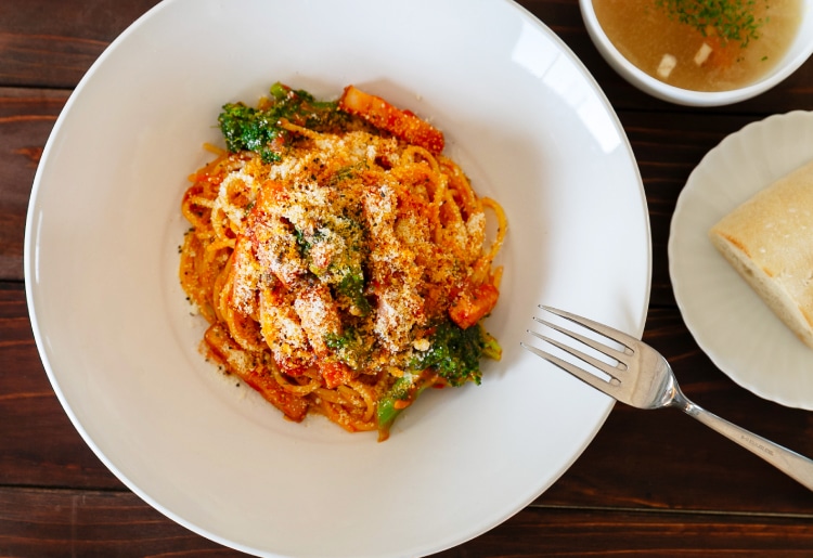 厚切りベーコンとブロッコリーのトマトソースパスタ