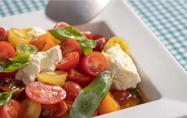 深さを活かして、汁けのある料理の盛りつけも美しく